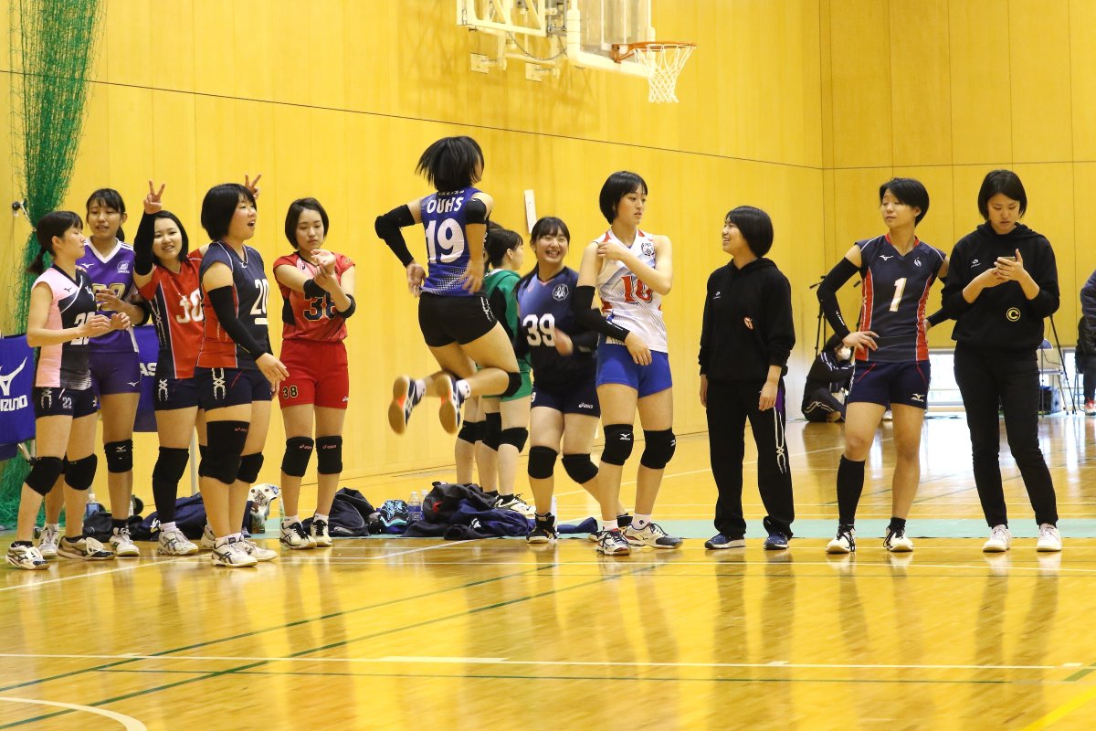 helios_07's tweet photo. 大阪府学身長制大会のもう一つの楽しみは学連役員チーム。
いつも運営を頑張ってくれてる学生役員がこの日の為に練習をして出場。
グループ戦で金蘭会高、金蘭大Bと対戦も残念ながら連敗でトーナメント戦進出とはならず。
それでもチーム全員がバレーボールを楽しんでました。
試合お疲れさまでした😊 https://t.co/OnU7vNgl6o