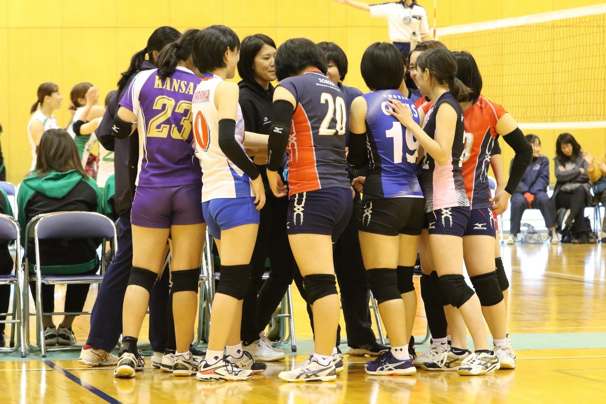 helios_07's tweet photo. 大阪府学身長制大会のもう一つの楽しみは学連役員チーム。
いつも運営を頑張ってくれてる学生役員がこの日の為に練習をして出場。
グループ戦で金蘭会高、金蘭大Bと対戦も残念ながら連敗でトーナメント戦進出とはならず。
それでもチーム全員がバレーボールを楽しんでました。
試合お疲れさまでした😊 https://t.co/OnU7vNgl6o