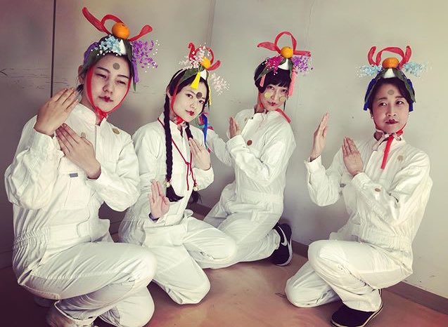 kamin30's tweet photo. さいたま国際芸術祭2020、100日前イベント、快快でのパフォーマンスたのしかったです。ありが��うございました🙏✨
#さいたま国際芸術祭2020
#快快
#FAIFAI
#餅撒き
#火吹き
#縁起物 https://t.co/hZjfjz6J6Z
