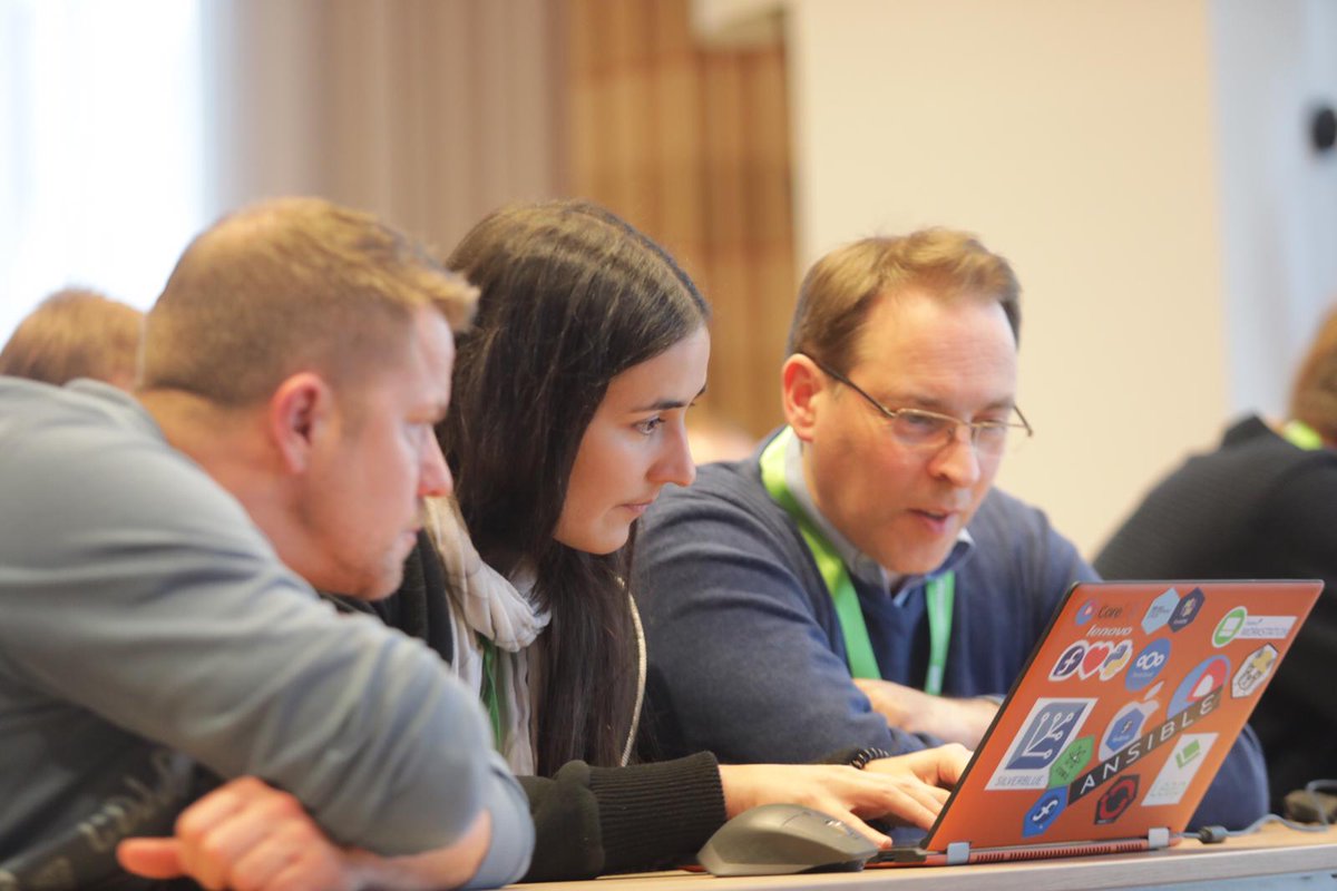 mad_summit's tweet photo. Im Workshop des Power-Duos @JoergM und @HannaPrinz qualmen die Köpfe 🤯 Die Teilnehmer*innen konfigurieren das Service Mesh Istio für eine beispielhafte Microservice-Anwendung. #MicroservicesSummit #ServiceMesh https://t.co/ULgcyFBjHJ