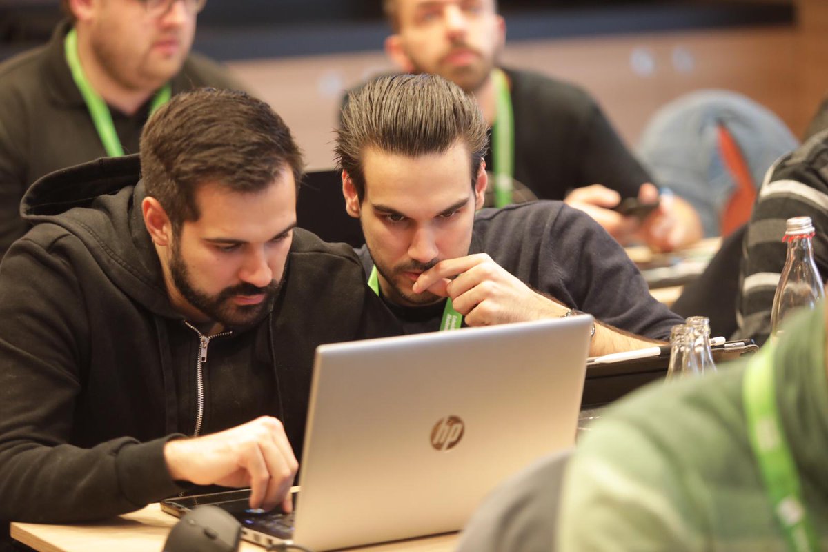 mad_summit's tweet photo. Im Workshop des Power-Duos @JoergM und @HannaPrinz qualmen die Köpfe 🤯 Die Teilnehmer*innen konfigurieren das Service Mesh Istio für eine beispielhafte Microservice-Anwendung. #MicroservicesSummit #ServiceMesh https://t.co/ULgcyFBjHJ