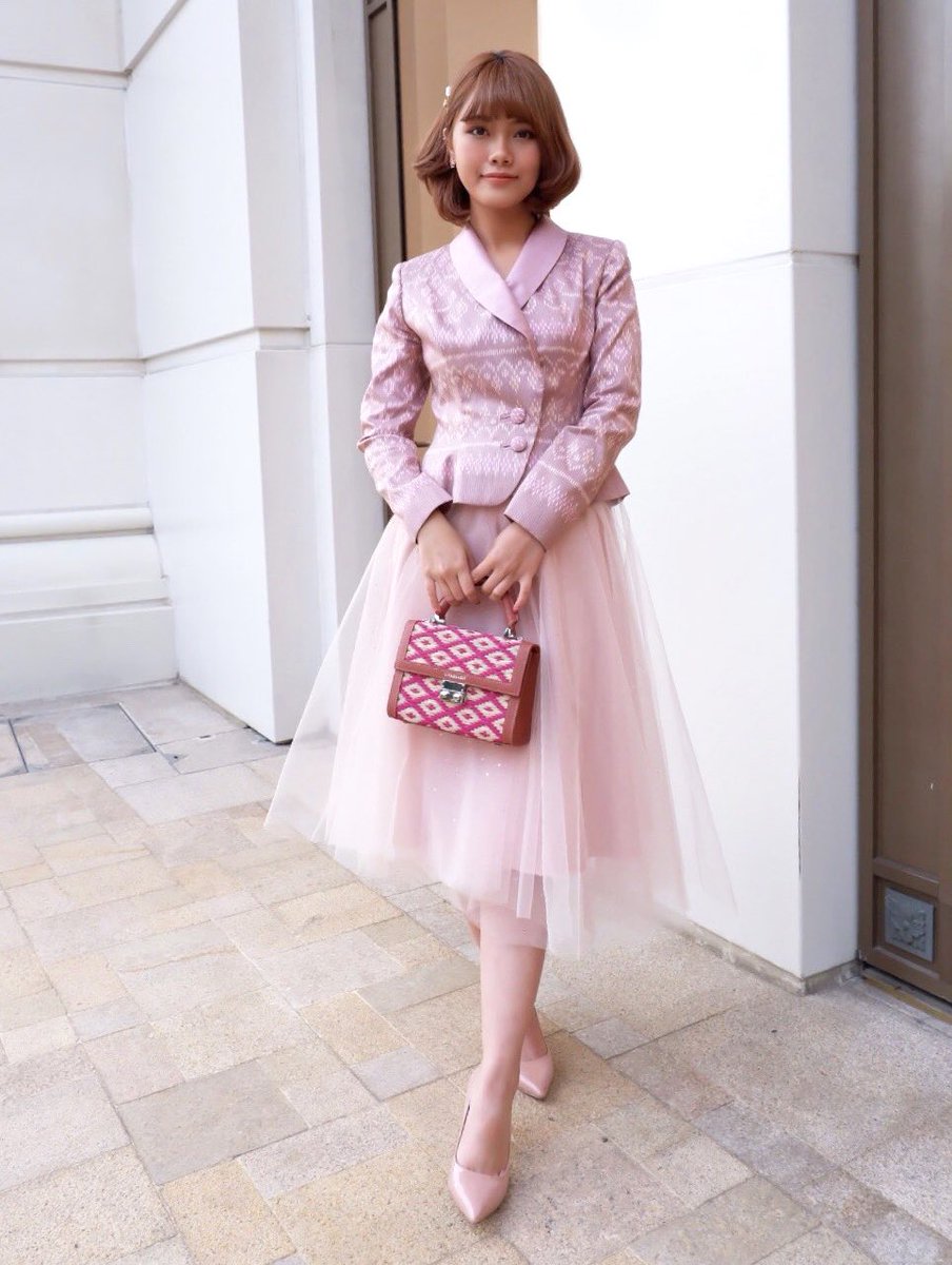 chaksarn's tweet photo. Elegance 💗 สวยสง่า เจ้าหญิงมากๆ
N’ Music BNK48 😍
💕 Bag: Chaksarn
💕 Dress: Passa
#MusicBNK48 #BNK48 #Chaksarn #WhereWeBelong https://t.co/Ugh9u9PebX