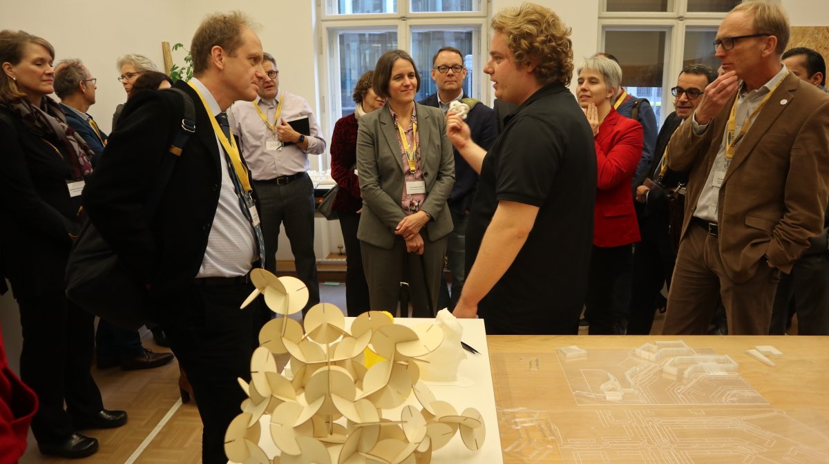 ECDigitalFuture's tweet photo. The Impact of Digitalization on the Future of Higher Education: Johann-Christoph Freytag presents the @ECDigitalFuture to International Educational Experts. The visit is part of a seminar organized by @fulbright_de @stifterverband @HSFDigital @gcri_ny #EdExperts #digitalfuture https://t.co/kM36ir7EmF