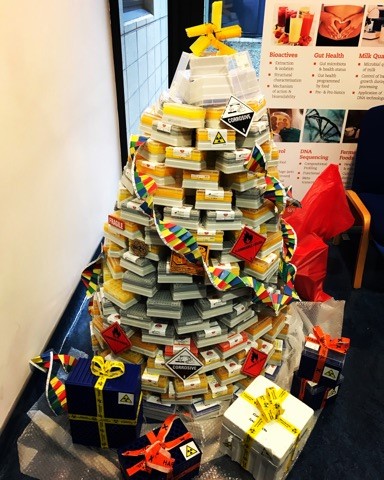 The #zerowaste elves at @teagasc
have been busy the past week! Check out our #labwaste Christmas Tree today.🎄♻️👩‍🔬 Many thanks to everyone for their time and creativity #plasticpollution #sustainablescience #styrofoamisthedevil #vision1 Credits below