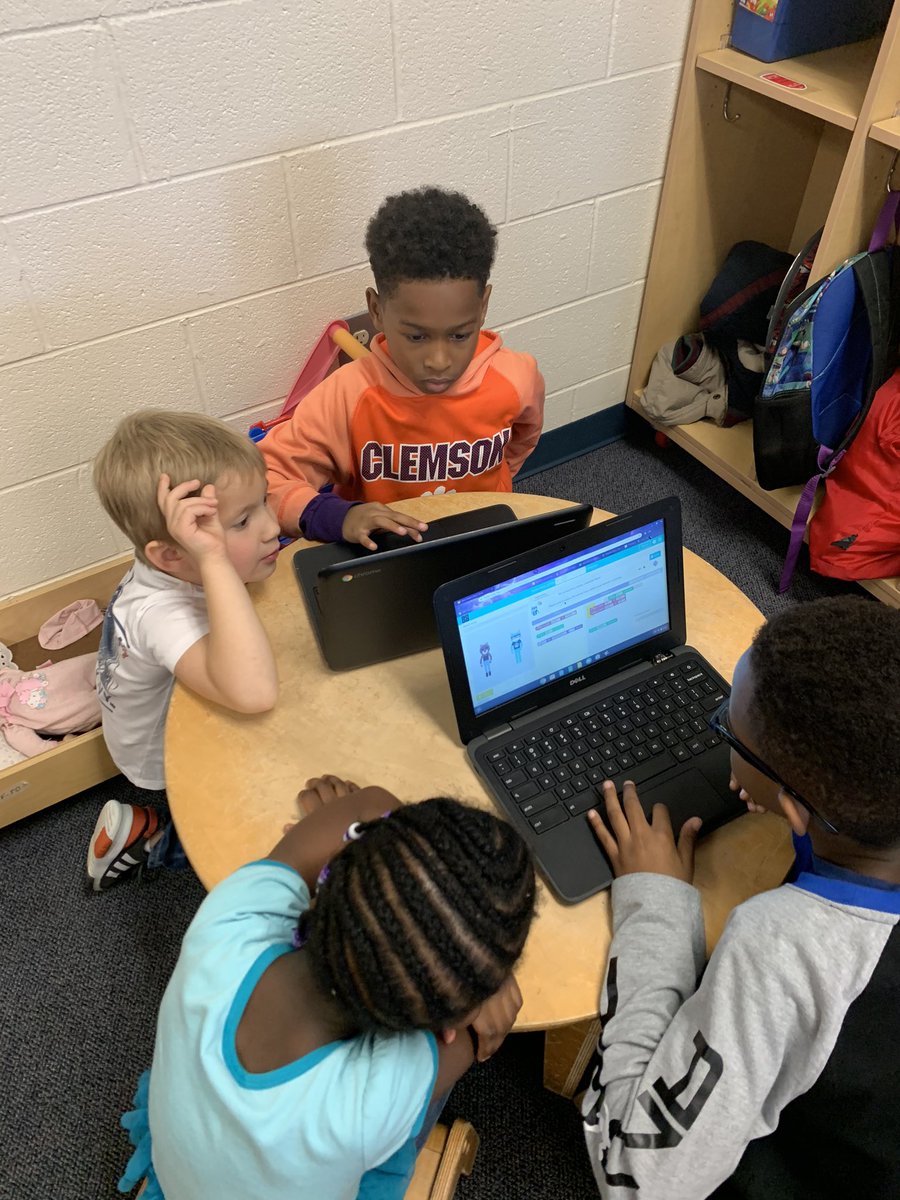 NSEhooks's tweet photo. My students are having a lot of fun learning &amp; teaching coding with our kindergarten friends. https://t.co/DlXNyIB3MY