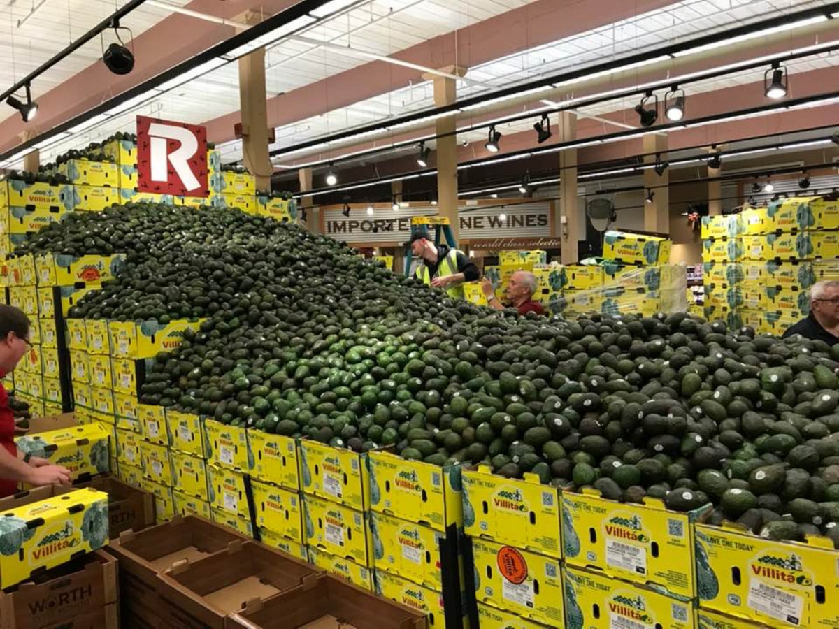 Fruit_Logistica's tweet photo. Avocados are generating headlines again... even in mature markets! A US retailer attempted a world record with 112,000 Mexican Hass on display. There seems to be no limits for this fruit that continues to increase sales! Read about it 👉 https://t.co/0AawhR5lFU #fruitlog2020 https://t.co/htkKI31siH