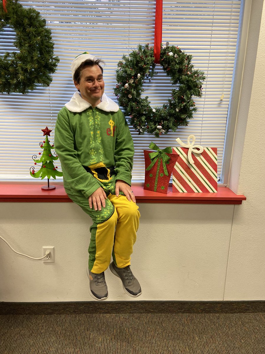 caplin_alan's tweet photo. Elf on a shelf. @StarkPrincipal @estradac_cfb https://t.co/fd6std9g85