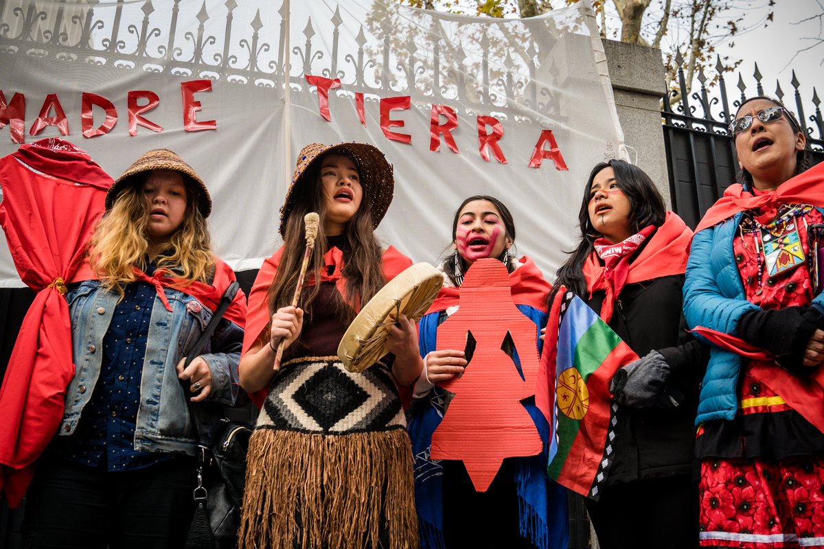 IENearth's tweet photo. Over 75 Indigenous activists &amp; allies demonstrated in front of the US Embassy in Madrid, Spain to demand justice for missing and murdered Indigenous women, two-spirits &amp; girls.
We call on the global community and all peoples of the United States to join our call for action. #mmiw https://t.co/eOQOREcxx3