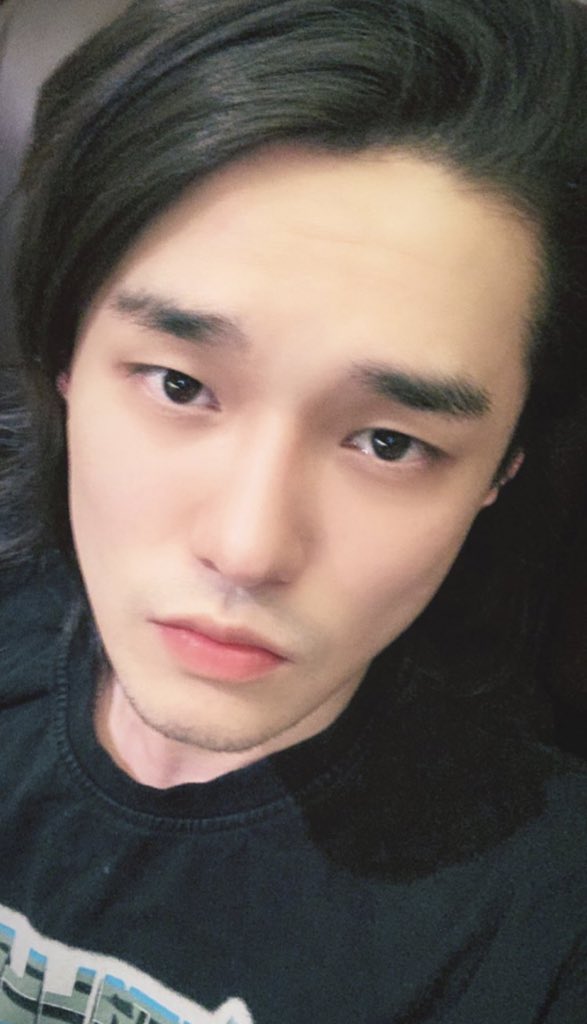deantrbl92_'s tweet photo. 왜 점점 말라... https://t.co/4wuHNiROGR