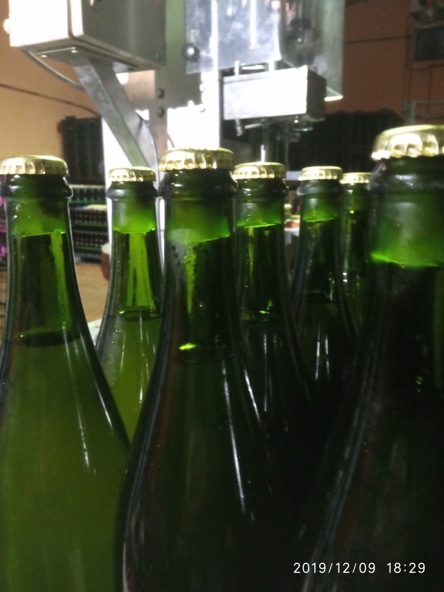 EMBrutnature's tweet photo. Continuamos con los #deguelles 🍾 #cosecha2017. Congelamos el cuello de la botella para posteriormente eliminar los sedimentos de la 2ª fermentación acontinuacion rellenamos la merma. @embrutnature #brutnature #metodochampanoise #11meses #cosechapropia 🍏🍎 #sparkingcider #Cider https://t.co/gZjOfIWcl7