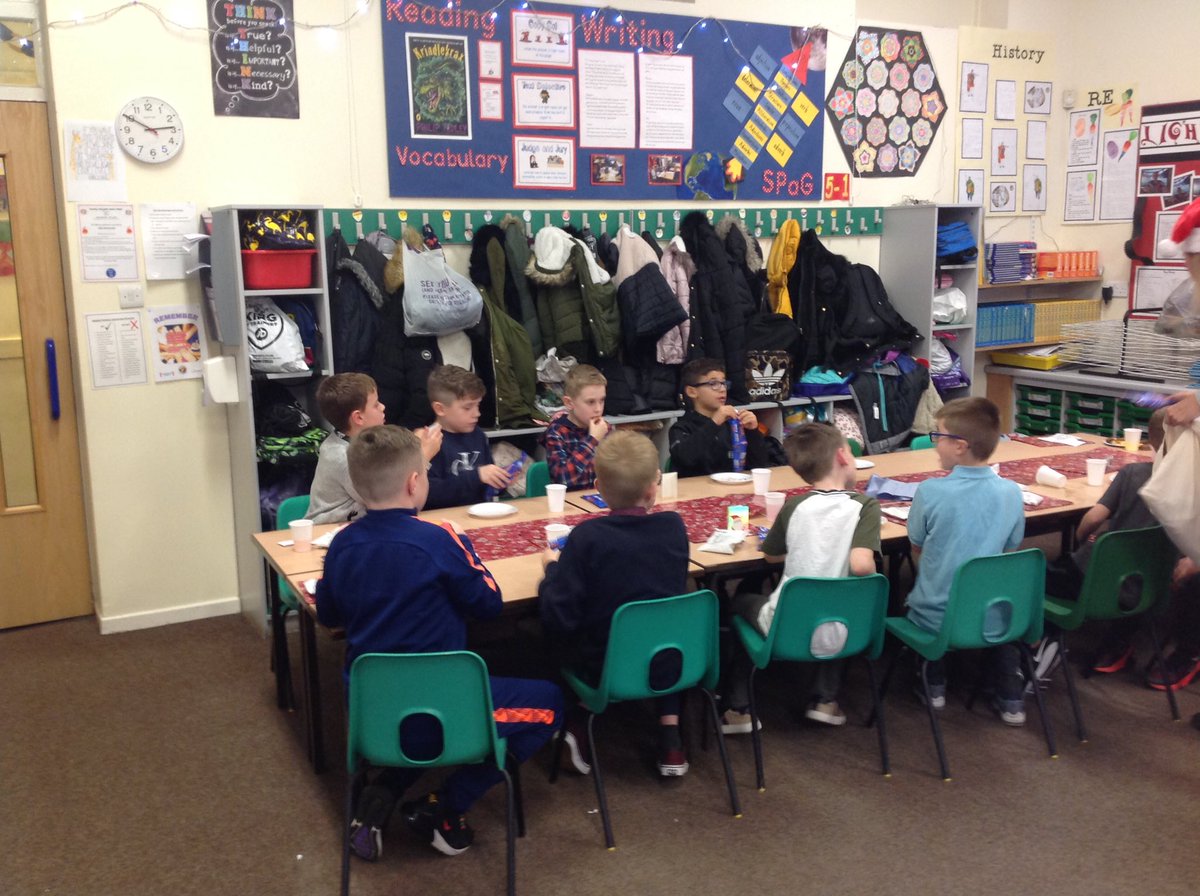 bramleyjuniorY4's tweet photo. 4PM Christmas Party. All refuelling after throwing some shapes on the dance floor. #TeamAwesome4PM https://t.co/CTMgB3ICtz