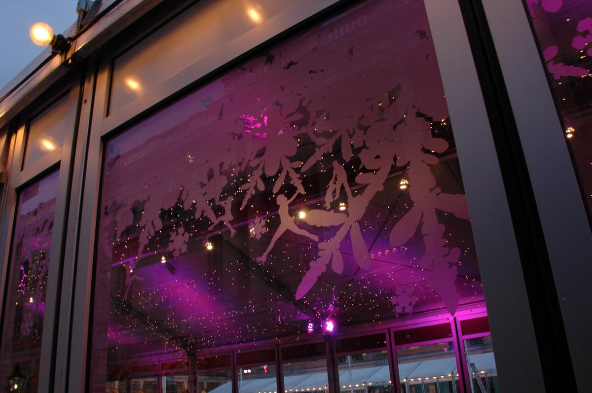 ficklestix's tweet photo. Getting into the Christmas spirit with this frosted window throwback we designed, manufactured and installed for @tiffanyandco at Skate, Somerset House - a simple yet effective design in frost vinyl that really gave a little sparkle to an already fantastic experience.
#eventprofs https://t.co/SxBdxtWHFO