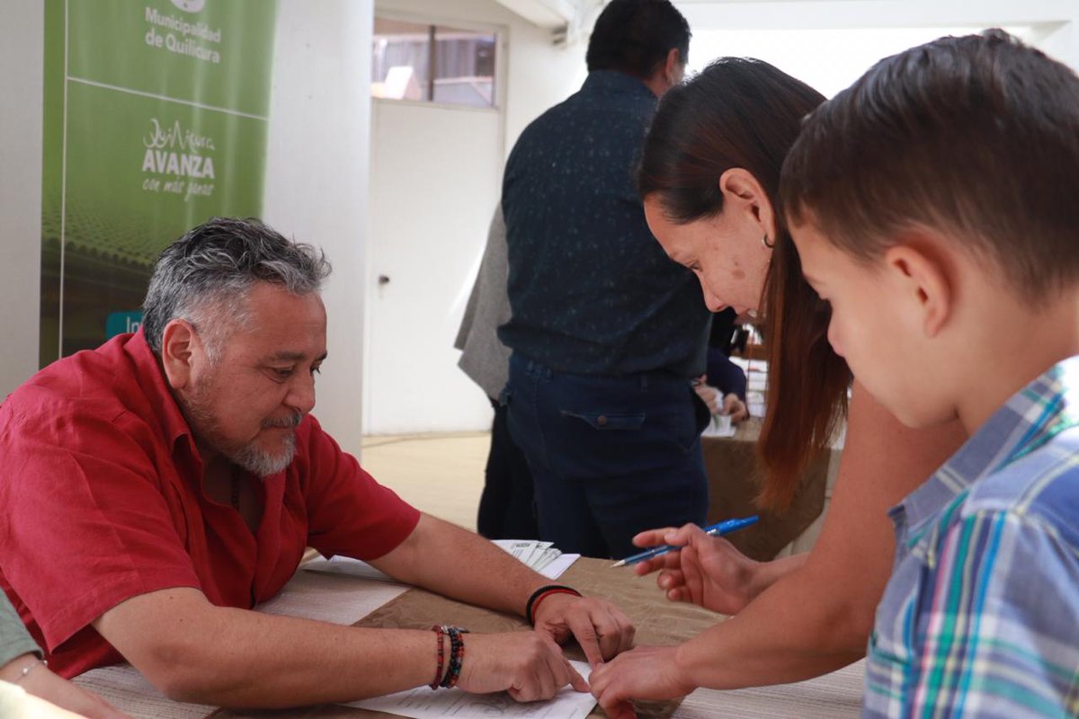 muniquilicura's tweet photo. APOYAMOS A  NUESTROS JÓVENES TALENTO😀👏👏👏 
Fortalecemos las oportunidades para todos. Durante esta mañana nuestro alcalde Juan Carrasco hizo entrega de la Beca Municipal Talento a 60 quilicuranas y quilicuranos quienes destacan en las áreas artística, deportiva y cultural. https://t.co/Msczp5AyDx