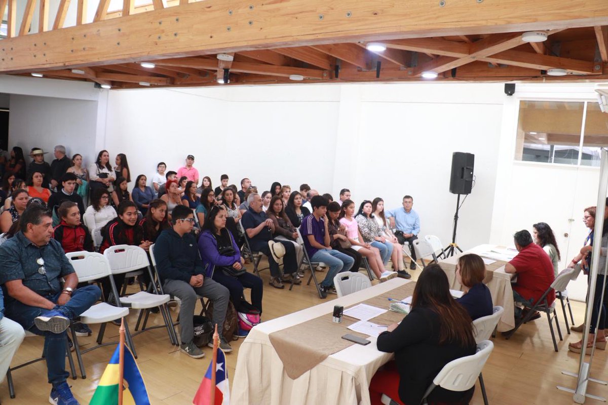 muniquilicura's tweet photo. APOYAMOS A  NUESTROS JÓVENES TALENTO😀👏👏👏 
Fortalecemos las oportunidades para todos. Durante esta mañana nuestro alcalde Juan Carrasco hizo entrega de la Beca Municipal Talento a 60 quilicuranas y quilicuranos quienes destacan en las áreas artística, deportiva y cultural. https://t.co/Msczp5AyDx