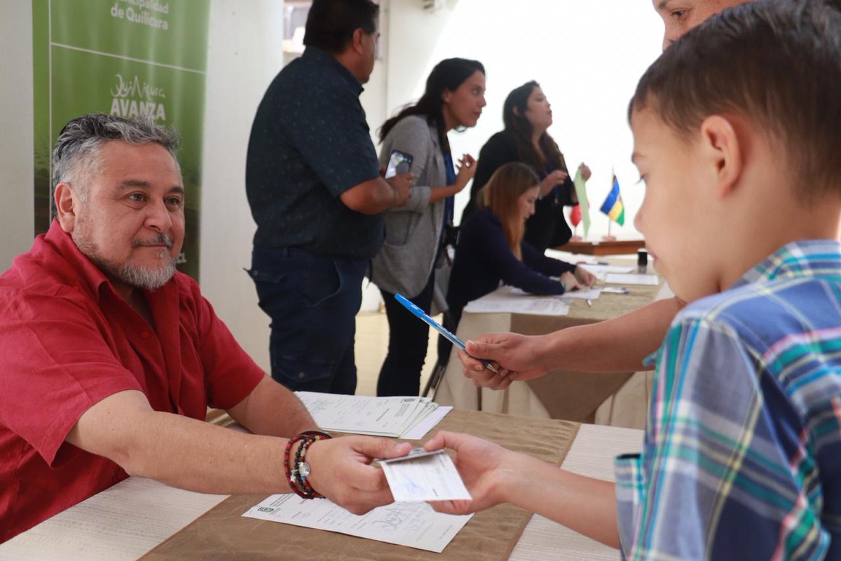 muniquilicura's tweet photo. APOYAMOS A  NUESTROS JÓVENES TALENTO😀👏👏👏 
Fortalecemos las oportunidades para todos. Durante esta mañana nuestro alcalde Juan Carrasco hizo entrega de la Beca Municipal Talento a 60 quilicuranas y quilicuranos quienes destacan en las áreas artística, deportiva y cultural. https://t.co/Msczp5AyDx