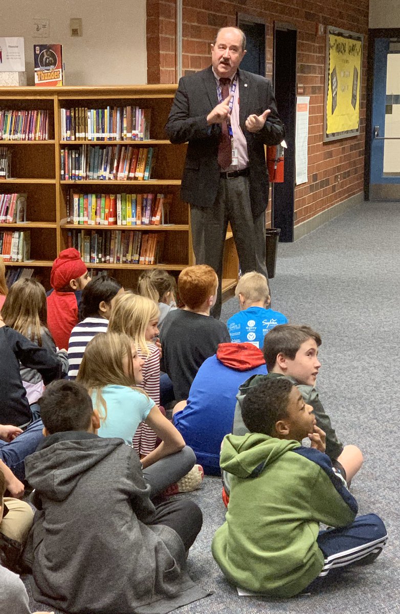 Tolbert_ES's tweet photo. Third graders learn interviewing and resume tips from LCPS Public Information Officer, Wayde Byard, to prepare for their snowman factory jobs. #TolbertBetterTogether @Tolbert_ES @Susan_M_Mullen #LCPS20 #Tolbert20 @TerrificTol3rd https://t.co/Fc1qF3ugyk
