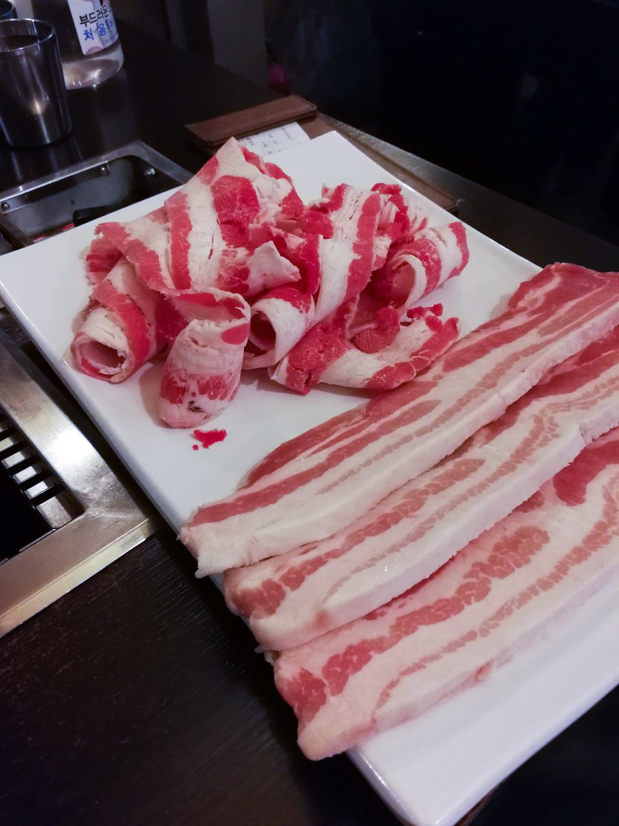 HaruWien's tweet photo. ร้านที่ชอบสุดในทริปโซลรอบนี้ ยกให้นี่เลยจ้า บุฟเฟ่ต์ปิ้งย่าง FLOWER PIG GALLERY อยู่แถวฮงแด พิกัดตรงข้ามประตูบ้านBlackpinkเลย เราเลือกบุฟเฟ่ต์หัวละ 12900 วอน สิ่งที่เด็ดสุดๆ คือตีนไก่จ้า ใครไม่เคยกินตีนไก่ ขอให้เปิดใจให้น้องหน่อย เด็ดจริง #รีวิวโซล #รีวิวเกาหลี @aroii https://t.co/ot5eotrfNI