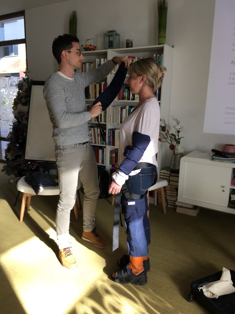Fabrication par nos experts d'une expérience immersive pour les concepteurs de produits et services destinés au public #senior . Merci à @ReSante_Vous <a href="/ScenEsens/">J.</a> pour le prêt du #simulateurdevieillissement