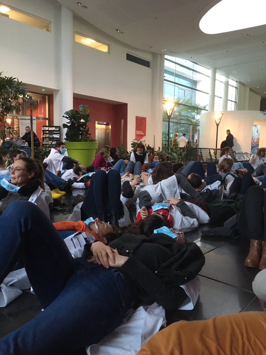 AITours's tweet photo. Internes en grève à @CHRU_Tours @FacmedTours 
#10decembre #internesengreve @ISNItwit @F3Centre @FBTouraine https://t.co/HENbDytHsR