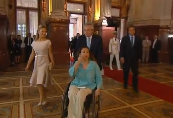 villaseninlucas's tweet photo. Alberto llega manejando al Congreso y empuja la silla de ruedas de Michetti.

Más símbolos de sencillez y humildad imposible.

Una nueva época comienza en Argentina ✌️ https://t.co/0H7e5xPjlx