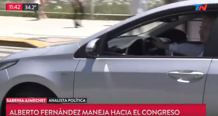villaseninlucas's tweet photo. Alberto llega manejando al Congreso y empuja la silla de ruedas de Michetti.

Más símbolos de sencillez y humildad imposible.

Una nueva época comienza en Argentina ✌️ https://t.co/0H7e5xPjlx