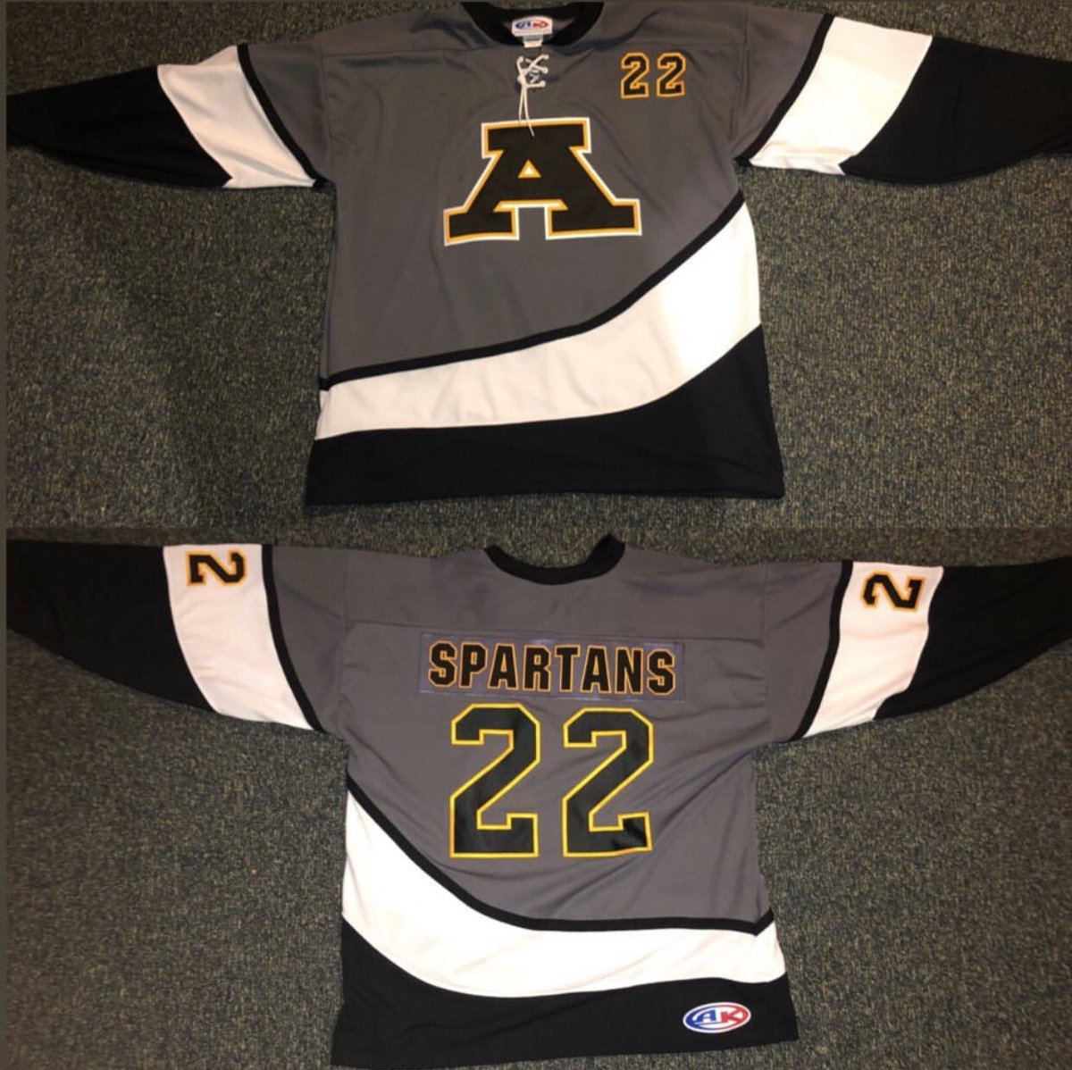 CTHSHockey's tweet photo. Enjoying Amity’s new alternates! #cthk https://t.co/U3mvLYQSbo