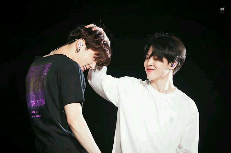 ParkParkAudrey's tweet photo. Today, I offer you Big bunbun JK and smol chick Jimi. Tomorrow? Who knows... #jikook #kookmin https://t.co/9yhVxz5ncn