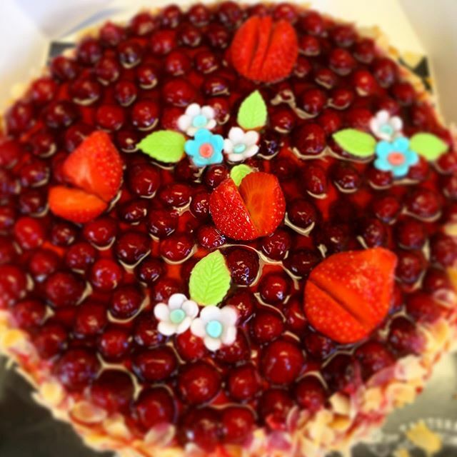 MyOfficeDiet's tweet photo. Birthday girl at work, celebrating my birthday for the 3rd time. Grateful to be surrounded by kind, great people! #birthday #cake #celebration #work #colleagues #grateful #lavieenrose #yummy https://t.co/FtobTvrJmD https://t.co/LW5fwgG1Hw