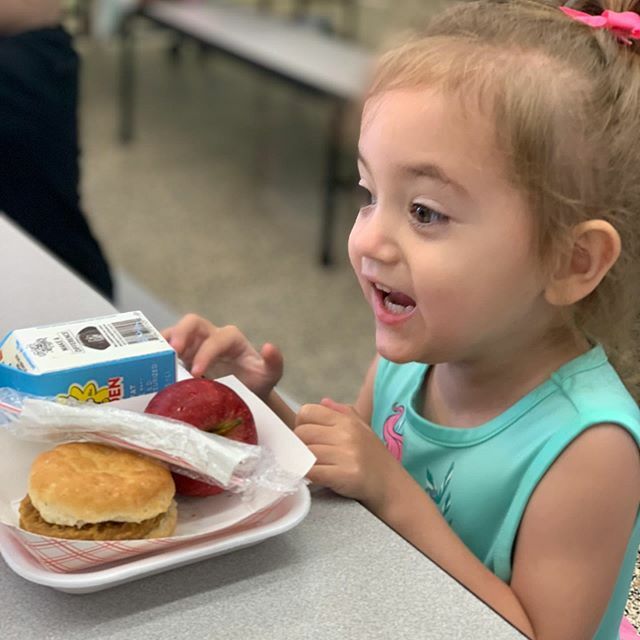 Kayla_Kirsch's tweet photo. First day of school for little miss Baylee! She was excited. Mommy didn’t cry. Win win. https://t.co/hsuID6a58A https://t.co/whIisDw0Nl