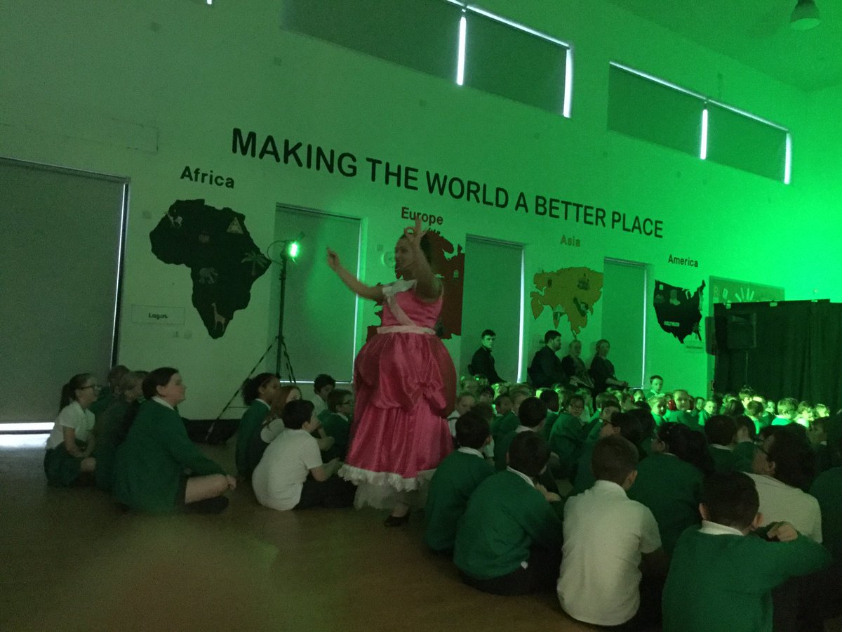 DeputyJanS's tweet photo. We had a ball at today’s @MandMTheatrical pantomime of #Cinderella , a great way to start #Christmas @svpprimary @SVPEYFS @Andreacurran15 #behindyou #ohyeswedid https://t.co/qbIfwH6aD1