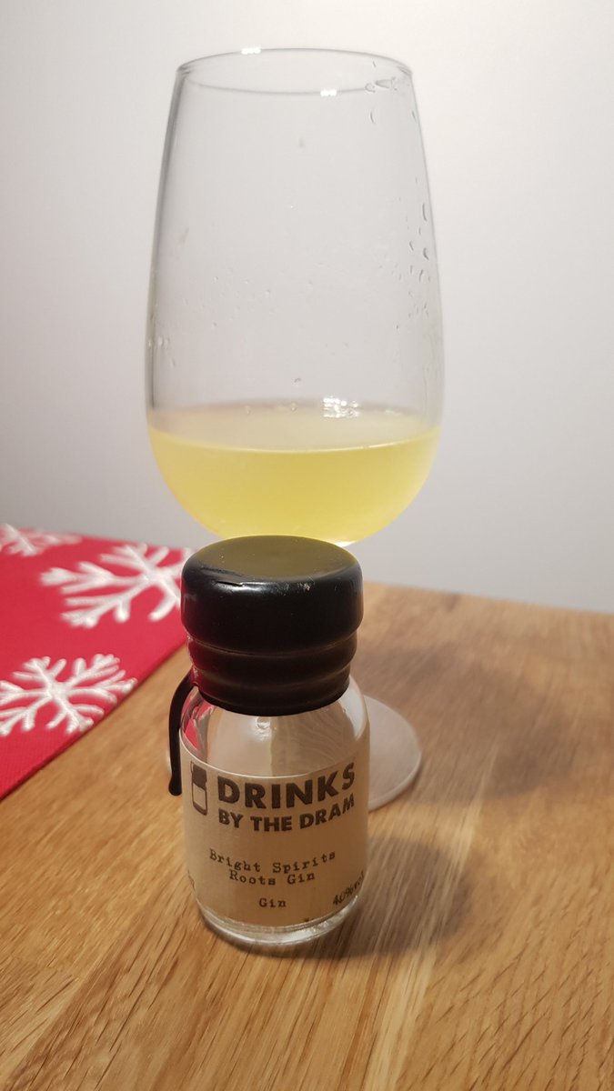 For the mixed tasting tonight I've went totally mental and gone for a mini bees knees

The spice of the ginger and the lavendery flavour I caught earlier made me want to give this a bash

Its warm, fresh, sweet and absolutely wonderful

#ginvent