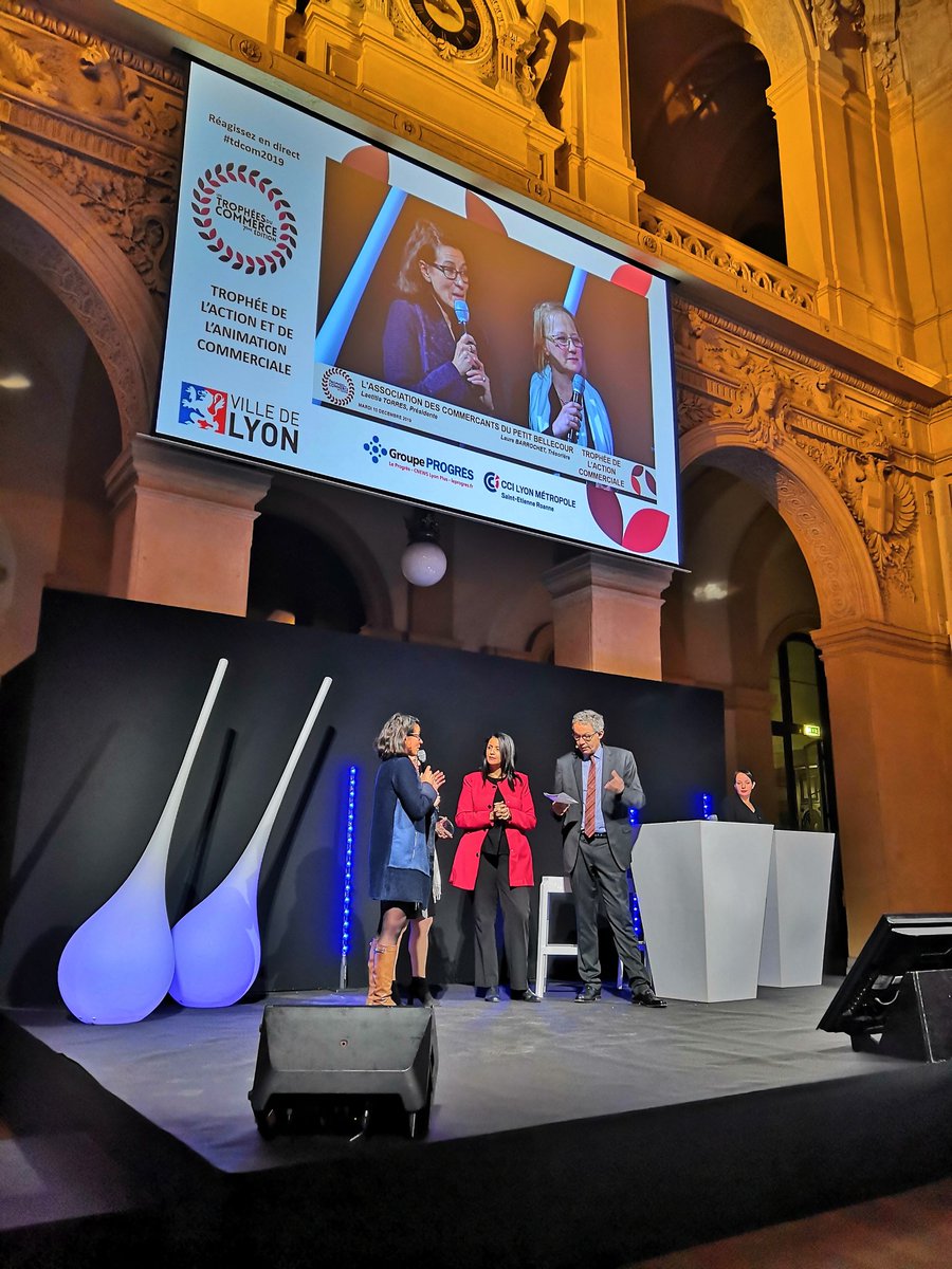TD_com19's tweet photo. TROPHÉE DE L’ACTION ET DE L’ANIMATION COMMERCIALE
Félicitations à l’Association des Commerçants du Petit Bellecour pour Sud Bellecour en Fête, qui remporte ce trophée ! Ce prix est remis par Fouziya BOUZERDA, Adjointe au Maire de Lyon, Chargée du commerce [...].
#tdcom2019 https://t.co/GWFyZLKdwv