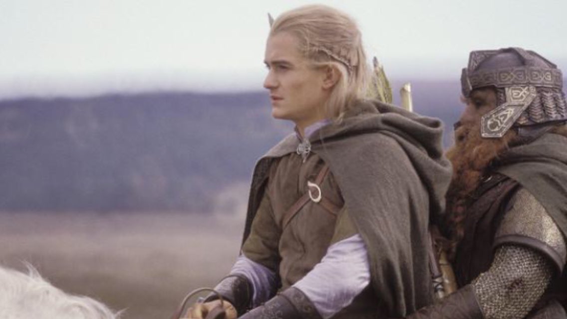 -...mira bien, tú también, eres elfooooo
-Este viaje se me va  a hacer muy largo...