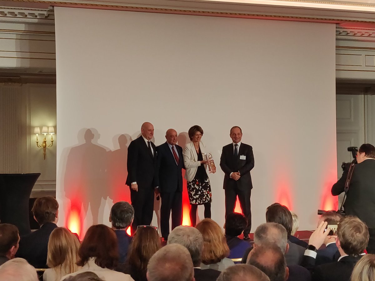 isabelle_kocher's tweet photo. Très honorée de recevoir le Trophée du Grand Patron d'Exception 2019. Une belle récompense pour la stratégie que nous menons et pour les collaborateurs du groupe qui l'accompagnent partout dans le monde. https://t.co/fyuzIv6Bvd