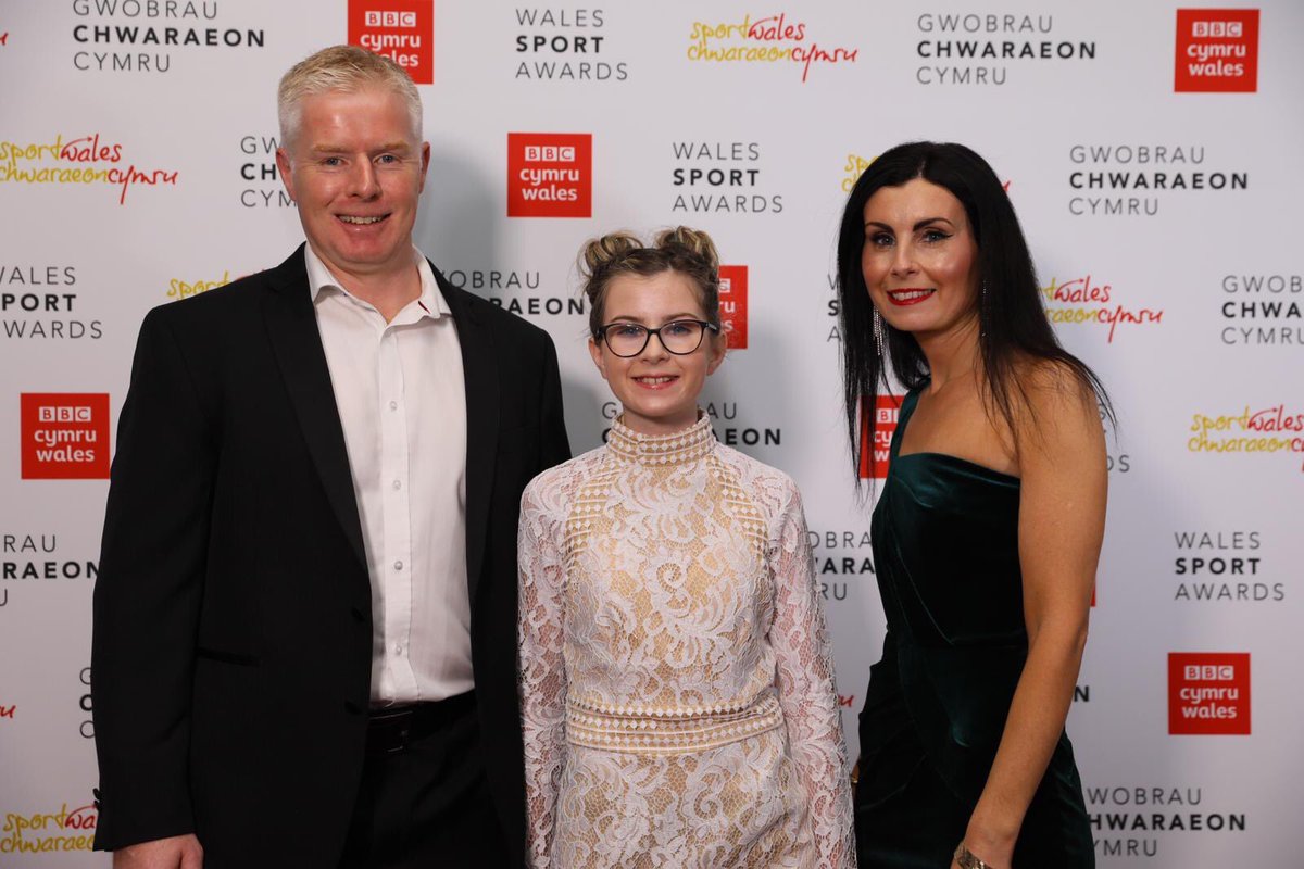 Cofiwch gwylio’r noson yn fyw drwy ddilyn tudalen Facebook Chwaraeon Cymru!
Remember to watch the awards live on the Sport Wales Facebook page! 

Everyone wants to meet Mia, the outstanding winner of our ‘Inspiring Person of the Year’ award. 🏆