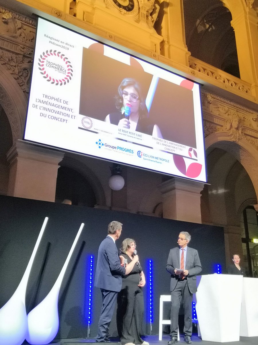 TD_com19's tweet photo. TROPHÉE DE L’AMÉNAGEMENT, DE L’INNOVATION ET DU CONCEPT
Félicitations à Le Tout Petit Café, représenté par Anne VAST, qui remporte ce trophée, remis par le Vice-Président de la CCI Lyon Métropole Saint-Étienne Roanne, Marc DEGRANGE.
#tdcom2019 https://t.co/12boQGgtkd