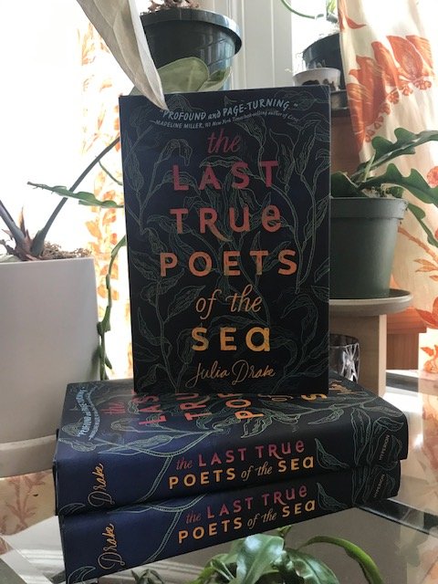 JuliaDrake__'s tweet image. HELLO I have more copies of my book than I know what to do with, so I'm giving away *THREE* personalized copies!  

RT/F to enter (and tell me your fave book of the year if the spirit moves you!). Ends Dec. 15 at noon; I'll mail them the next day! 

US only. Foliage not included.