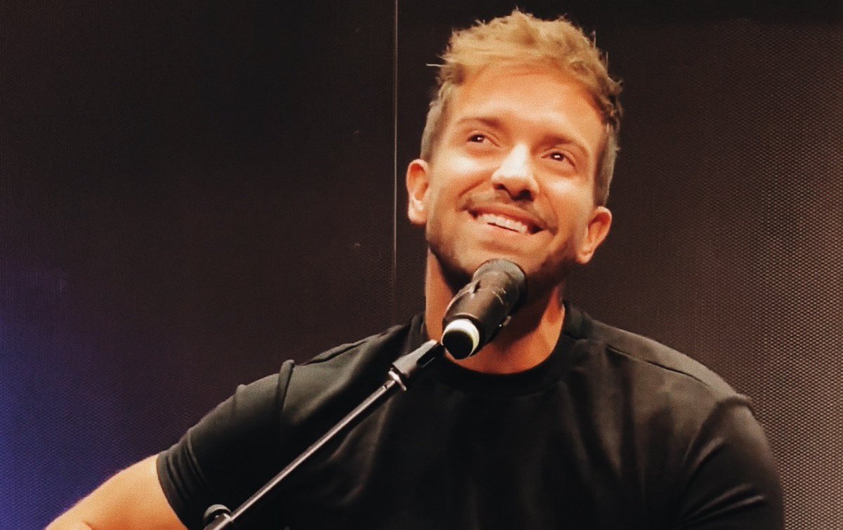 LegionAlboranVE's tweet photo. Si las miradas hablaran... ✨ La mirada de nuestro Pablo está llena de magia, todo lo que él transmite es magia y sana nuestras almas. 
___
No sabemos de quién es esta foto, si sabes de qué cuenta es menciónala aquí abajo 👇🏻 https://t.co/S6uL71Tbg1