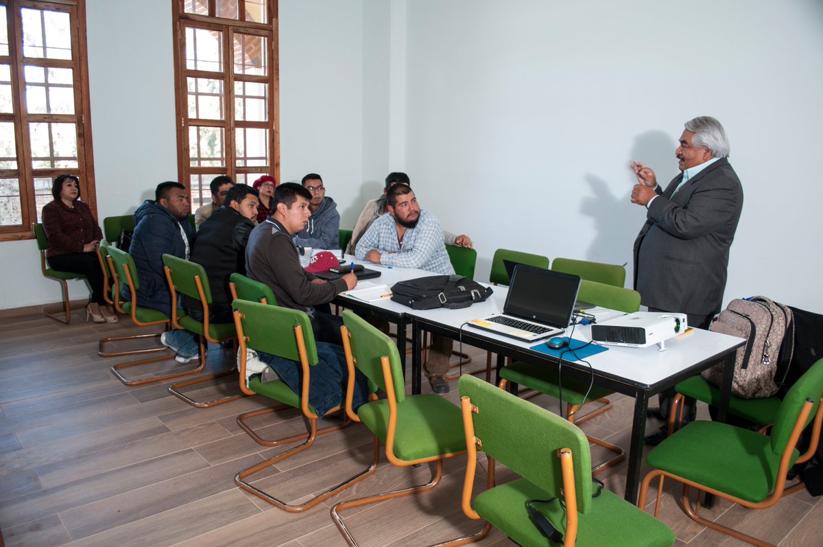 UPFIM_Oficial's tweet photo. Alumnos de la maestría en Ciencias en Desarrollo Agrotecnológico, reciben al Dr. David Espinosa Victoria invitado del Colegio de Postgraduados campus Montecillo, quien imparte la ponencia Interacción entre Planta Microorganismo.
#OrgullosamenteUPFIM https://t.co/SmKGzik9ON