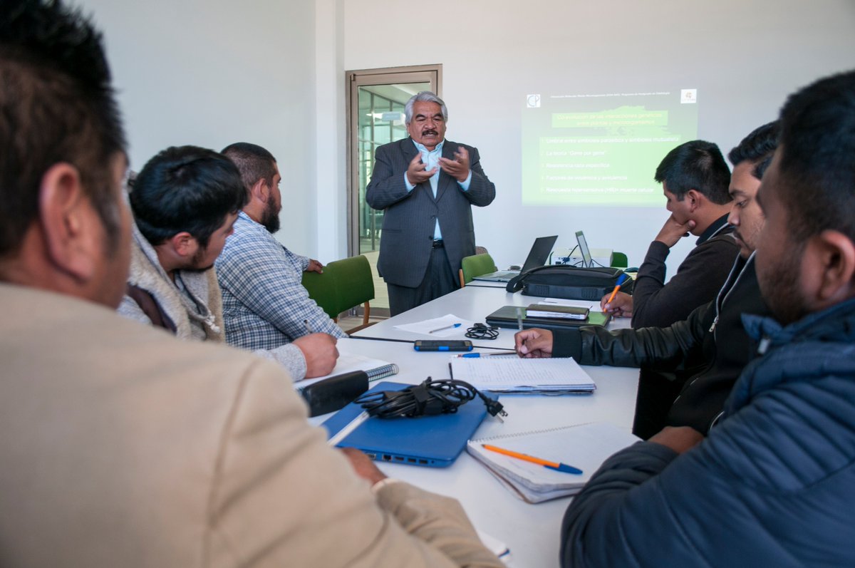 UPFIM_Oficial's tweet photo. Alumnos de la maestría en Ciencias en Desarrollo Agrotecnológico, reciben al Dr. David Espinosa Victoria invitado del Colegio de Postgraduados campus Montecillo, quien imparte la ponencia Interacción entre Planta Microorganismo.
#OrgullosamenteUPFIM https://t.co/SmKGzik9ON