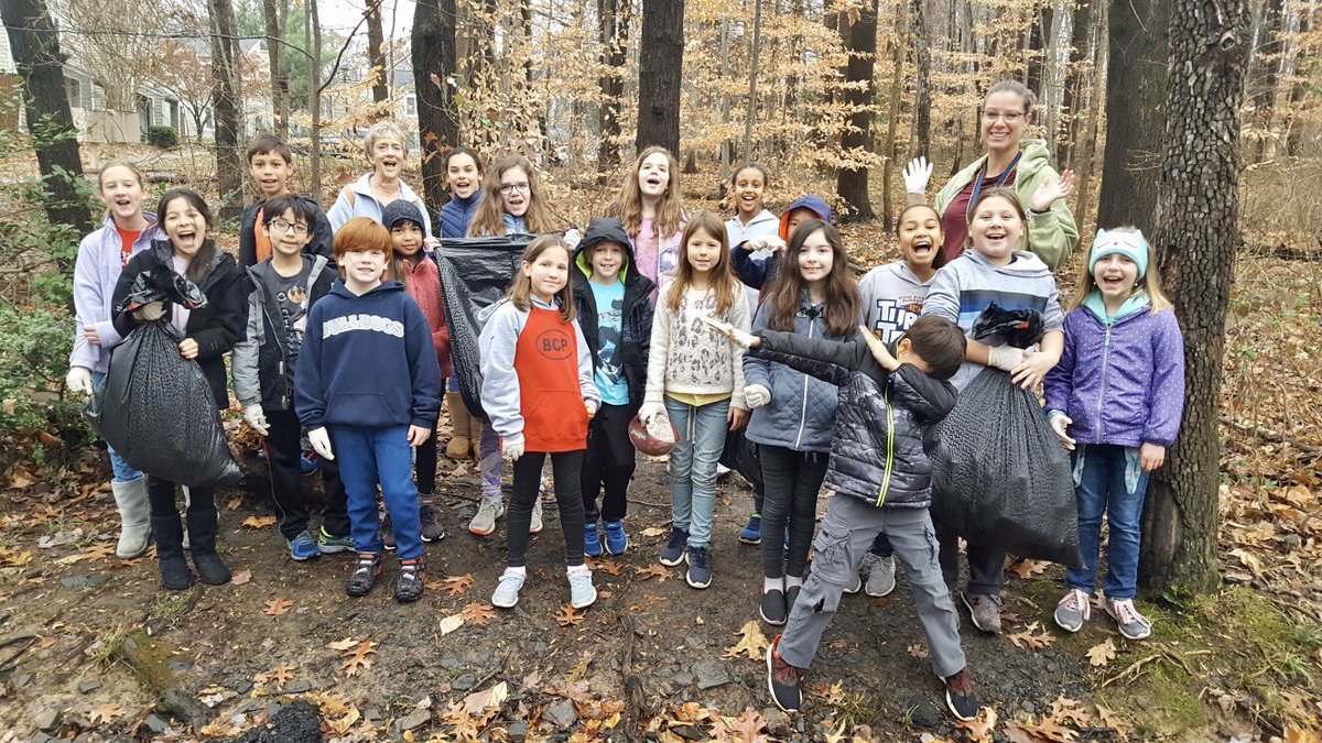 metsaalune's tweet photo. A little rain didn’t stop our 4th grade #falcongreenteam from cleaning up the outdoor classroom and trails in the woods next to our school. @fairviewesfcps @fcpsGet2Green https://t.co/Tat4lbQPeZ