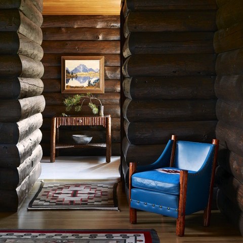 TheScoutGuide's tweet image. This cozy rustic corner by Baxter Design Studio of @tsgjacksonhole has us dreaming of the perfect mountain retreat. Who else is up for some winter relaxation out west? #TheScoutGuide #designanddecor