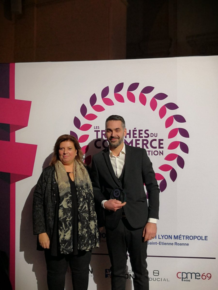 TD_com19's tweet photo. TROPHÉE DE L’APPRENTISSAGE ET DE L’ALTERNANCE
Pour remettre ce prix, nous accueillons Nathalie BOBIN, Présidente au Pôle Femmes et Administratrice à la CPME du Rhône, et nous félicitions le traiteur Ets Lafaurie, représenté par son PDG Nicolas LAFAURIE !
#tdcom2019 https://t.co/5iqaJWWrO3