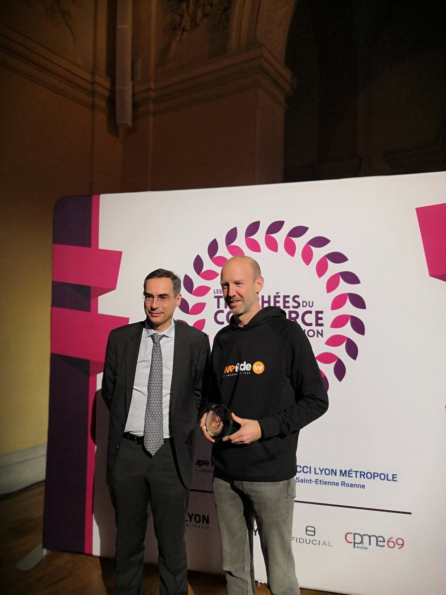 TD_com19's tweet photo. TROPHÉE COUP DE CŒUR DU PUBLIC
C’est Francis ZIEGELMEYER, Directeur départemental des éditions du Rhône du Groupe Progrès, qui remet ce prix à WeRide, Lyon Indoor BikePark, représenté par Thomas HOUDY, Directeur Associé.
#tdccom2019 https://t.co/CXCDTwAeeE