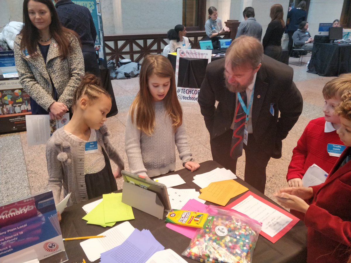 lisachambers's tweet image. Students really loved talking about how computer science is not all about using devises. #E4Tech @techcorps_org @Connect2TLC #CSEdWeek #CSforOH