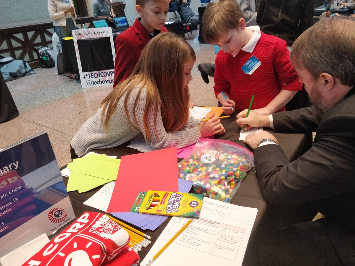 lisachambers's tweet image. Students really loved talking about how computer science is not all about using devises. #E4Tech @techcorps_org @Connect2TLC #CSEdWeek #CSforOH