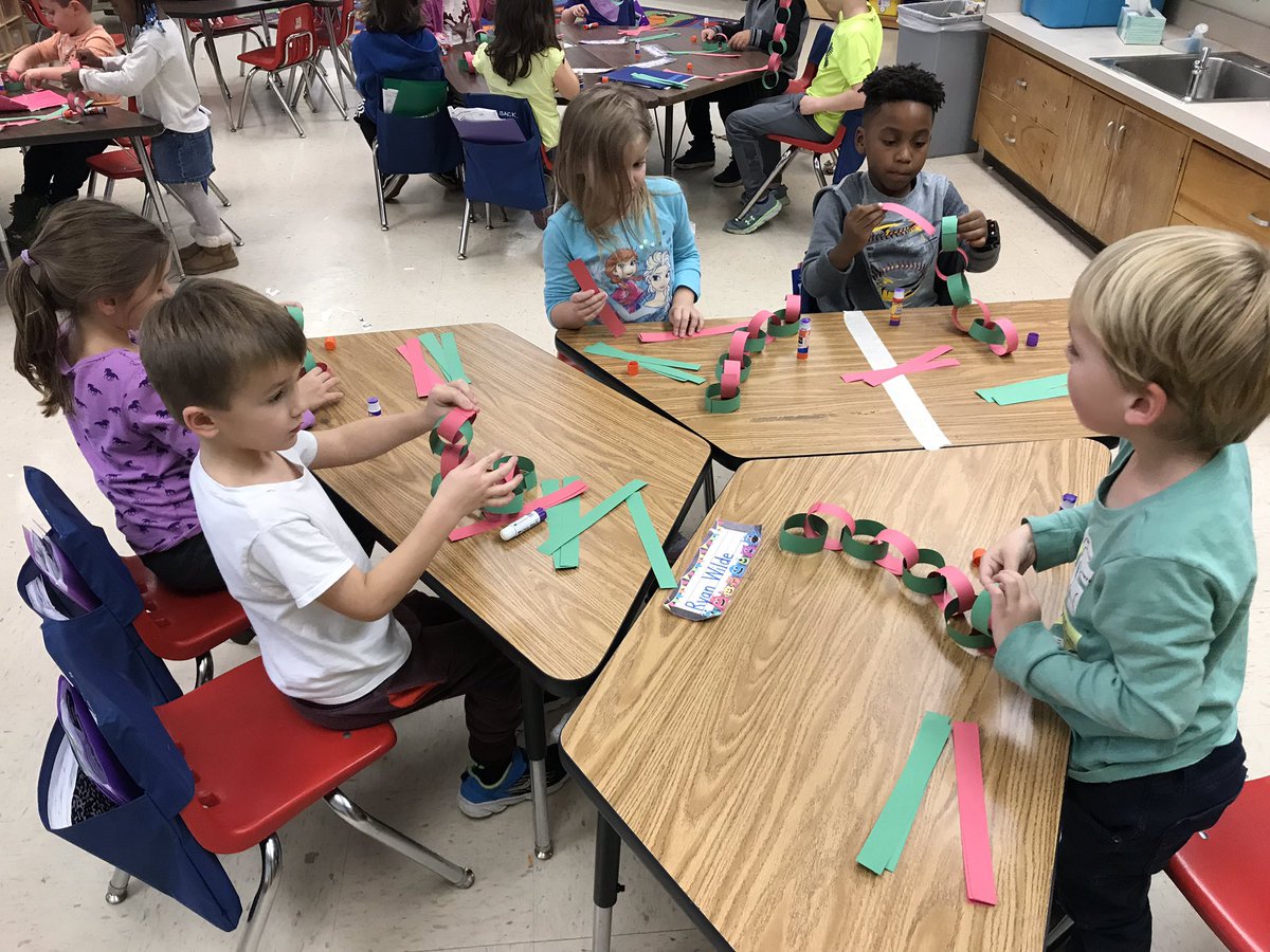 MrsEwingJBW's tweet photo. Having fun making Christmas countdown chains with AB patterns! https://t.co/zlEfhZvgQw