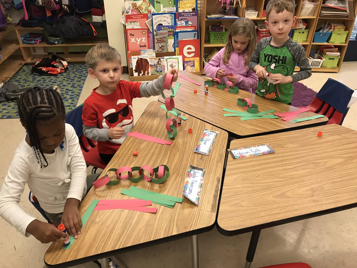 MrsEwingJBW's tweet photo. Having fun making Christmas countdown chains with AB patterns! https://t.co/zlEfhZvgQw