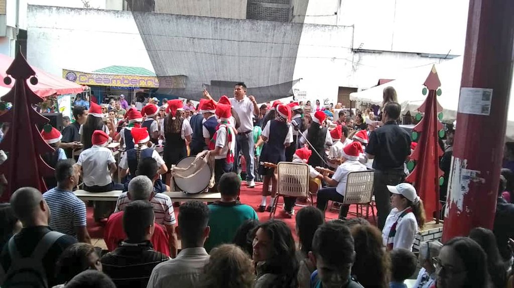 📷📸#EnFotos || Así recibimos la Navidad🎆 en la Zona Educativa Táchira, al ritmo de los villancicos🎶, gaitas🎼 y aguinaldos🎵, a cargo de nuestros estudiantes👦👧 y el Grupo Magisterial de @ZonaEducTachira <a href="/CDPculturatach/">CDPCulturalTachira</a> #ParrandónNavideñoZETáchira2019
#VenezuelaEnVictoria