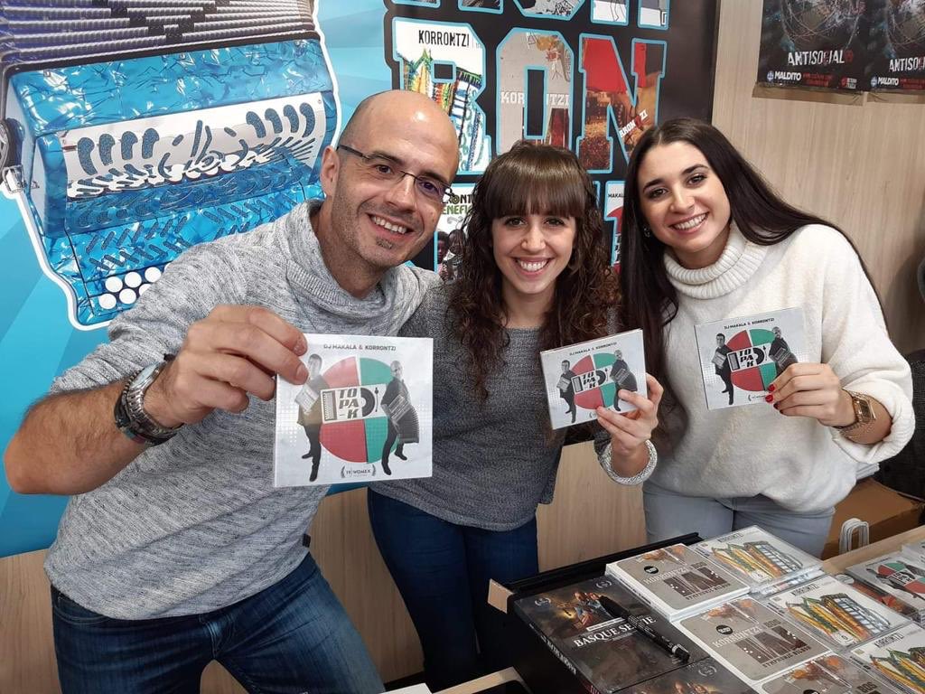 TopaTopaka's tweet photo. Mila esker DURANGOKO AZOKARA gerturatu zareten guztioi!!! 😊 Oso pozik gaude gure diska berriari eman diozuen harreragaitik!! 📀📀 #durangokoazoka #DA #durango #worldmusic #dantza https://t.co/meH7AVpVuW